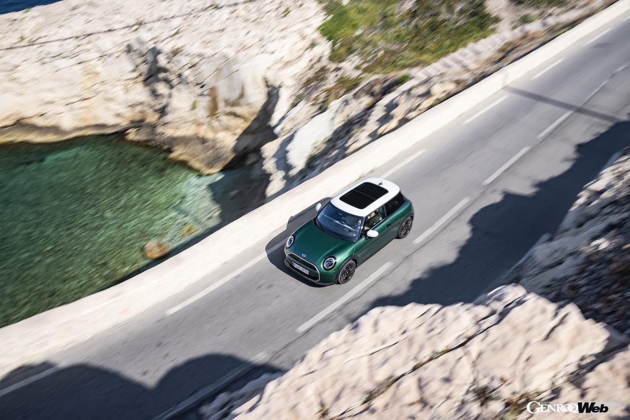 新型「MINI クーパー C」の走行シーン。