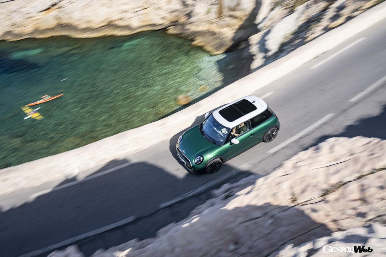 新型「MINI クーパー C」の走行シーン。