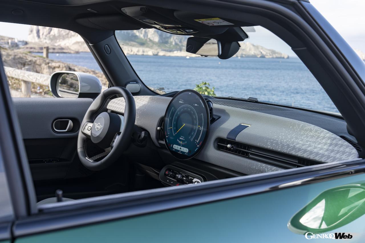 新型「MINI クーパー C」のインテリア。