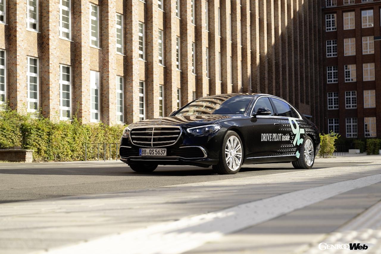 アウトバーンでの最高速度95km/hに対応する「ドライブパイロット」が搭載された、メルセデス・ベンツ Sクラス。