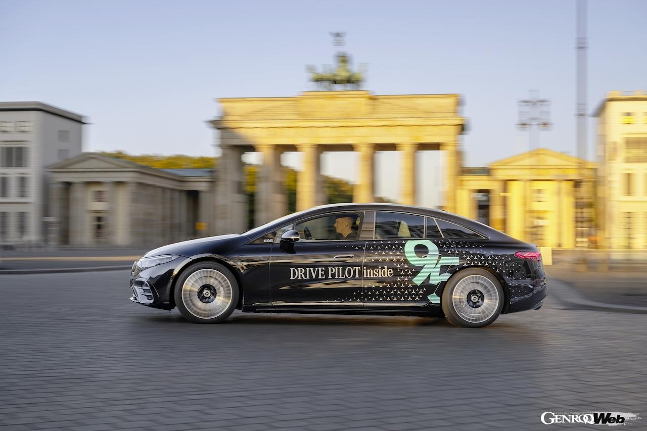 アウトバーンでの最高速度95km/hに対応する「ドライブパイロット」が搭載された、メルセデス・ベンツ EQS。