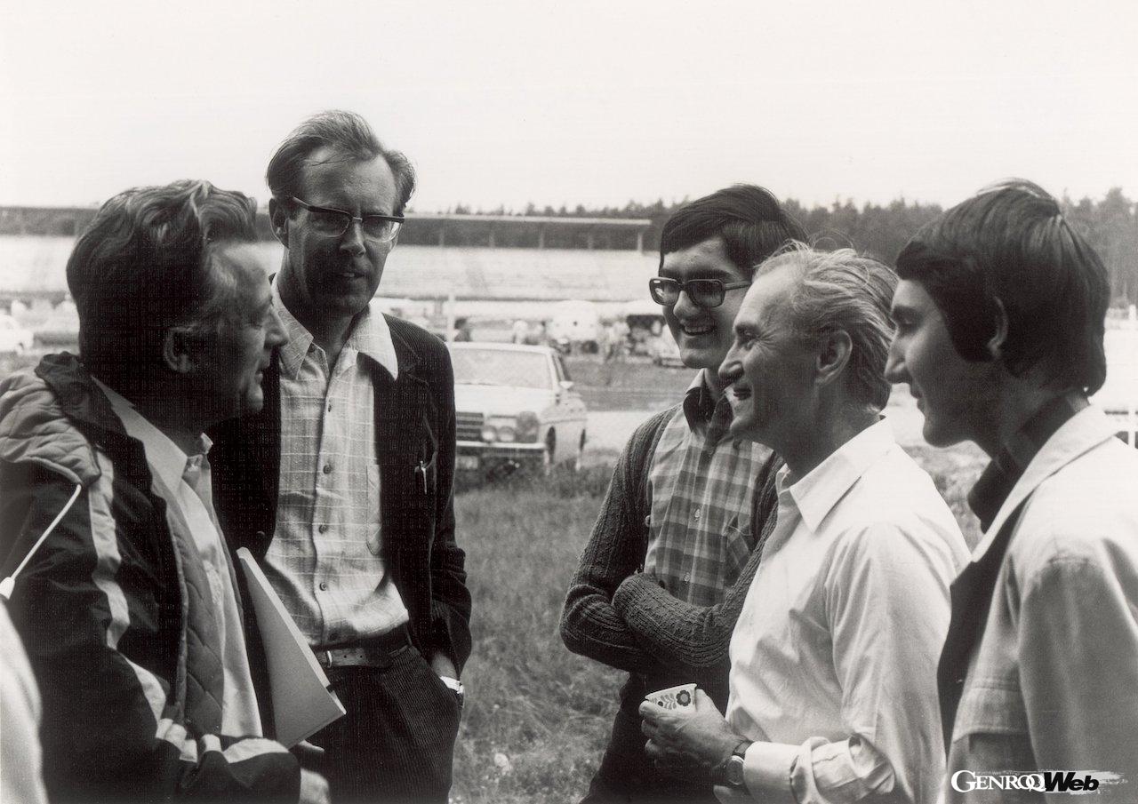 テストエンジニア、レーシングディレクターとして活躍したピーター・フォーク（左から二人目）は、エルンスト・フールマンとの酒席で、911 ターボにレーシングカー由来のブレーキシステムを導入を承諾させたエピソードを話してくれた。