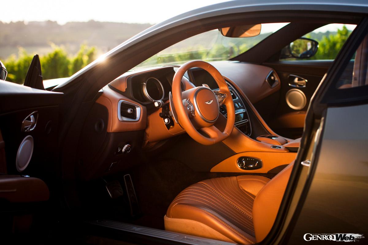 12インチのTFT LCDディスプレイを備えたエレガントなインテリア。