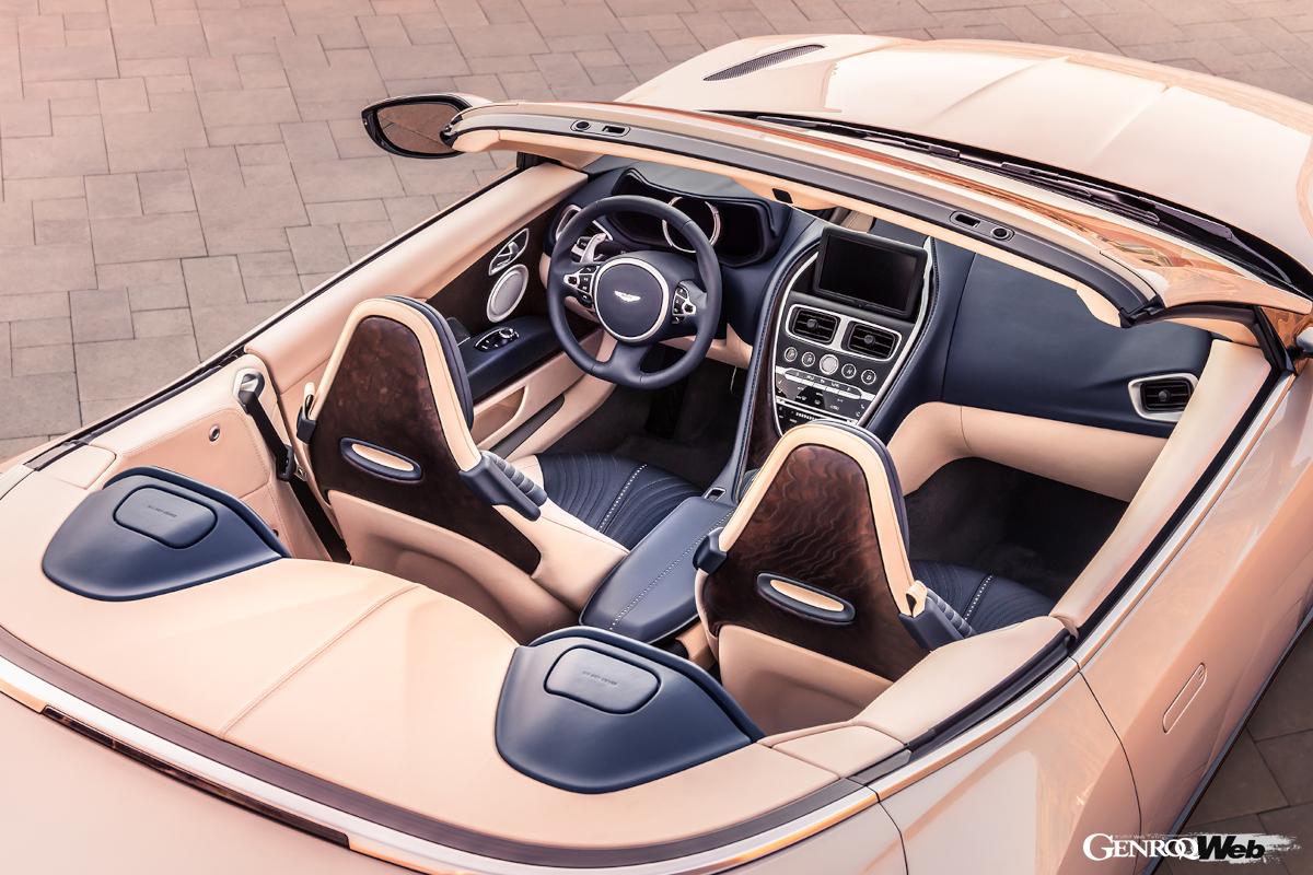 2018年に追加された8層構造の電動ソフトトップを備えた「DB11 ヴォランテ」。