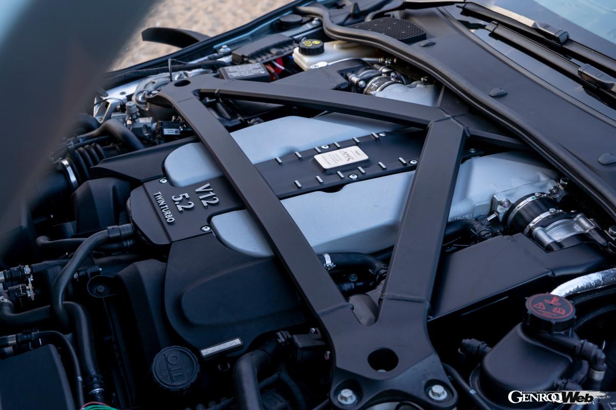 最高出力608PS、最大トルク700Nmを発生する5.2リッターV12DOHCツインターボ。