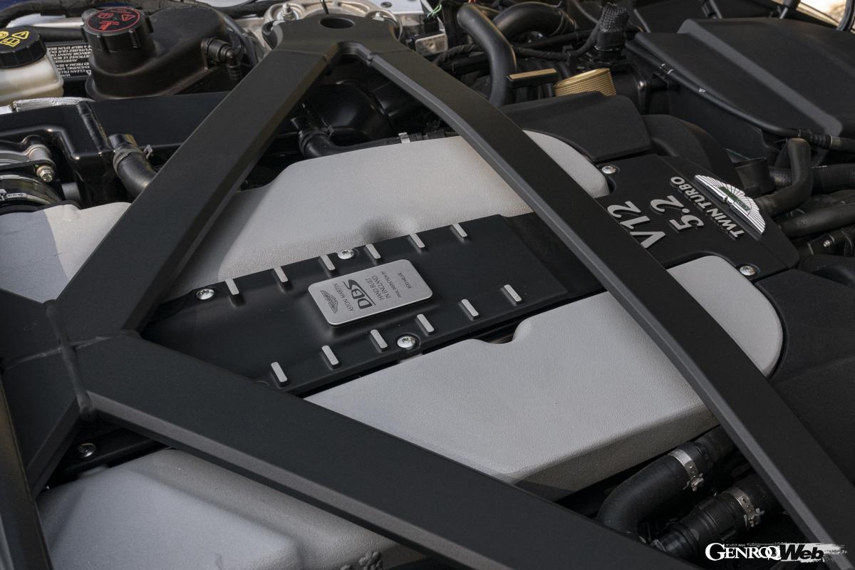 5.2リッターV12ツインターボは最高出力を725PS、最大トルクを900Nmへと大幅にチューンナップ。あわせて8速ATと機械式LSDを組み込んだデファレンシャルもアップデートされた。