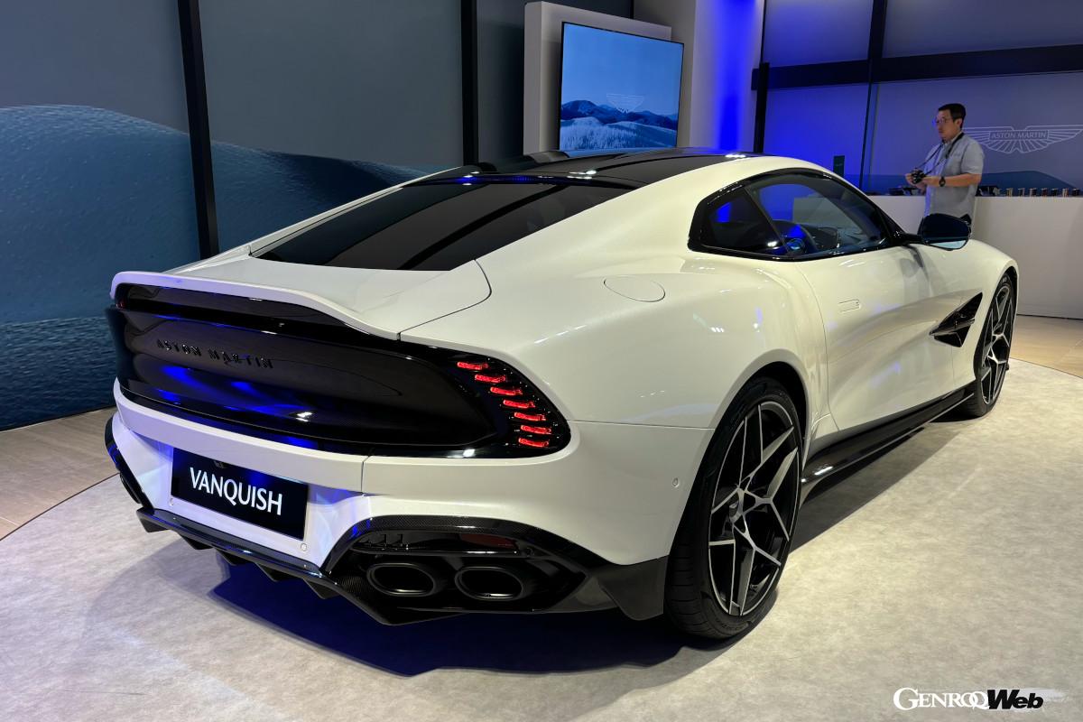 大きなブラックのパネルと小さなランプを縦に並べたデザインが特徴のリヤスタイル。