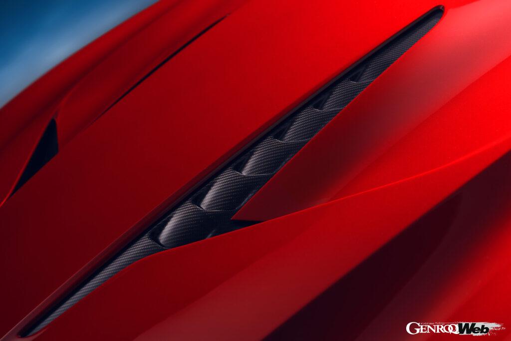 ボンネットには特徴的なエアアウトレットが開けられる。