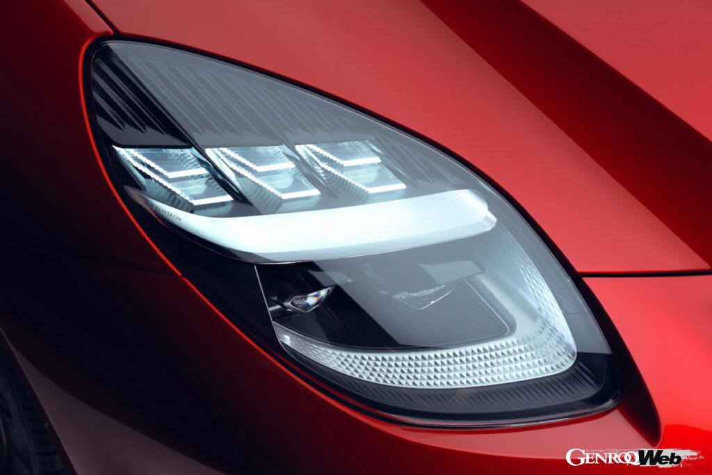 マトリクスLEDヘッドライトは、内部にアストンマーティンのロゴが刻まれる。