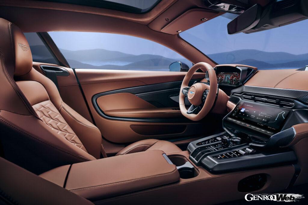 大型のTFTモニターが配されるインテリアはDB12と同様のデザイン。最新のインフォテインメントも備わる。