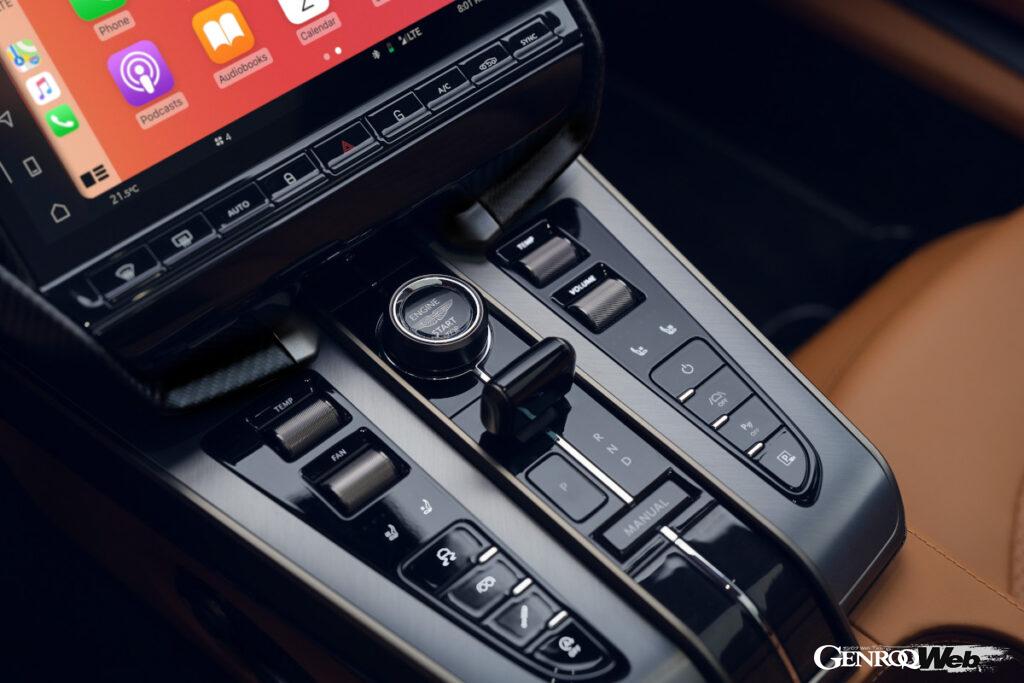 大型のTFTモニターが配されるインテリアはDB12と同様のデザイン。最新のインフォテインメントも備わる。