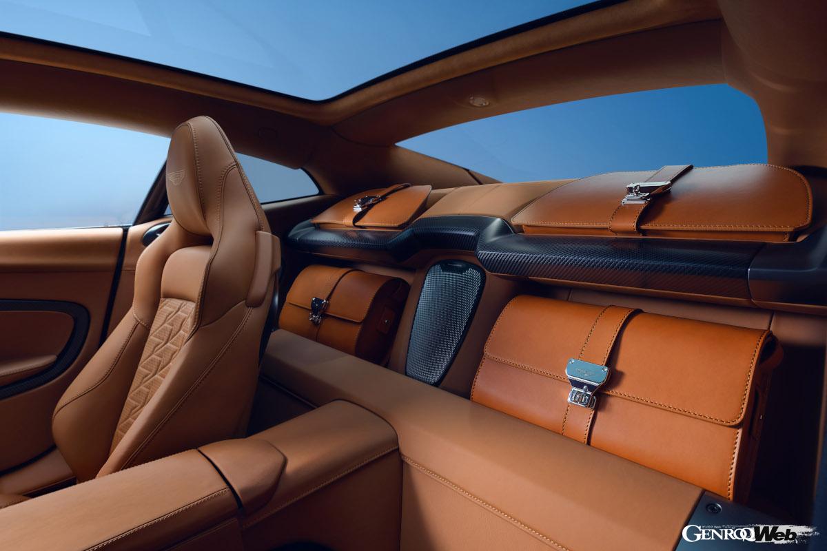 シート背後は実用的な荷物スペース。パノラミック・ガラスルーフが室内を明るく彩る。