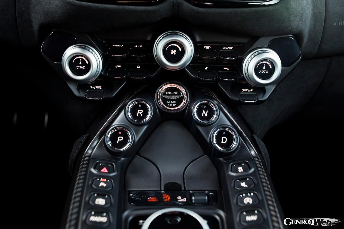 メカメカしい物理スイッチが並ぶインテリア。俊敏でロードホールディングに優れた素晴らしいハンドリングを実現するコクピット。