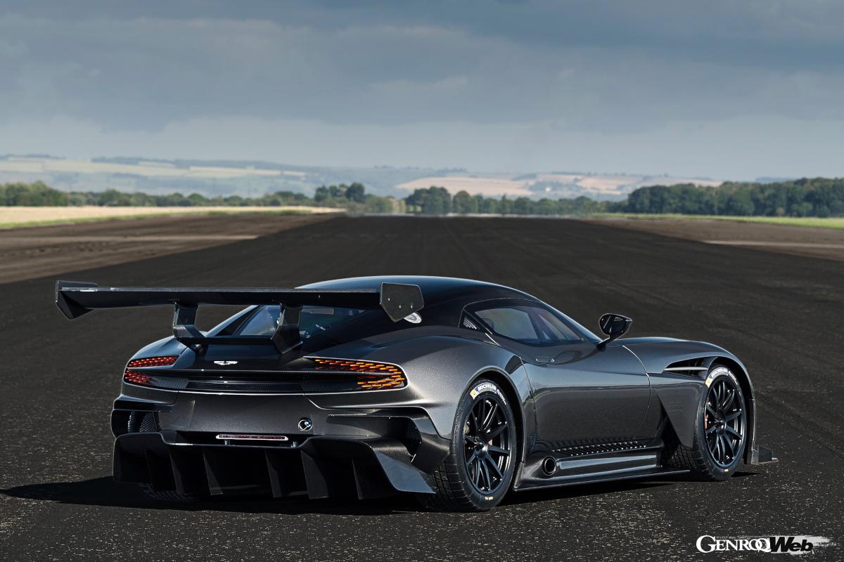 マレク・ライヒマンの手になるボディデザイン。フロントスポイラー、リヤウイング、ディフューザーといったエアロダイナミクスは彼らのGTレース活動などからフィードバックを受けている。