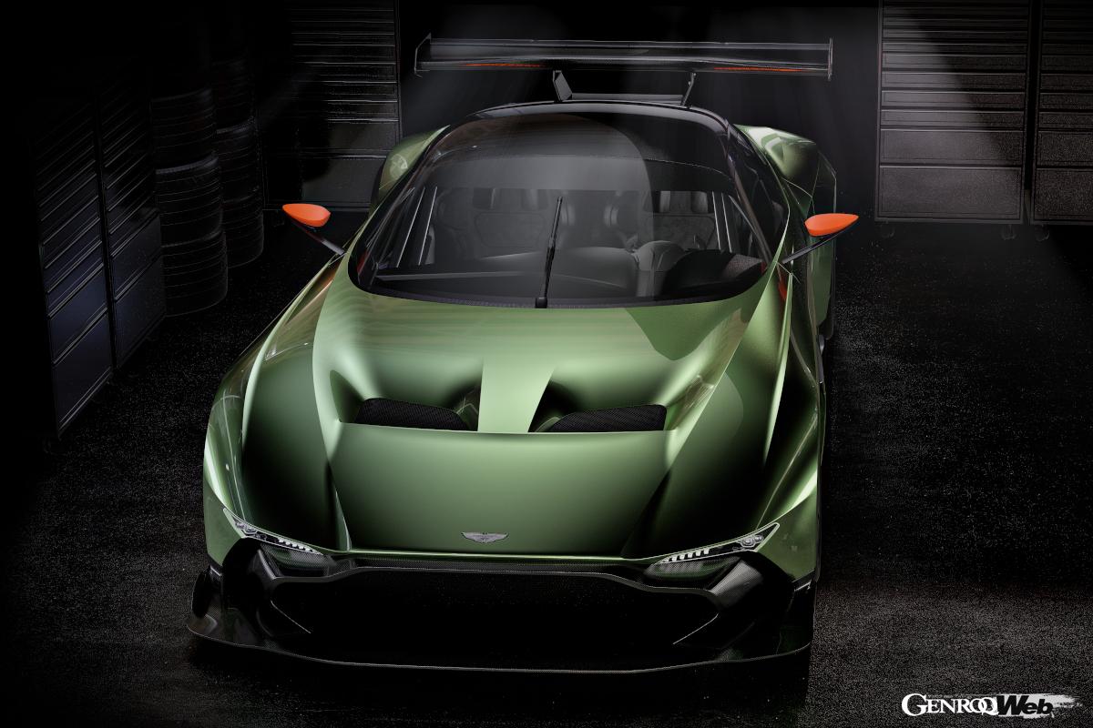 マレク・ライヒマンの手になるボディデザイン。フロントスポイラー、リヤウイング、ディフューザーといったエアロダイナミクスは彼らのGTレース活動などからフィードバックを受けている。