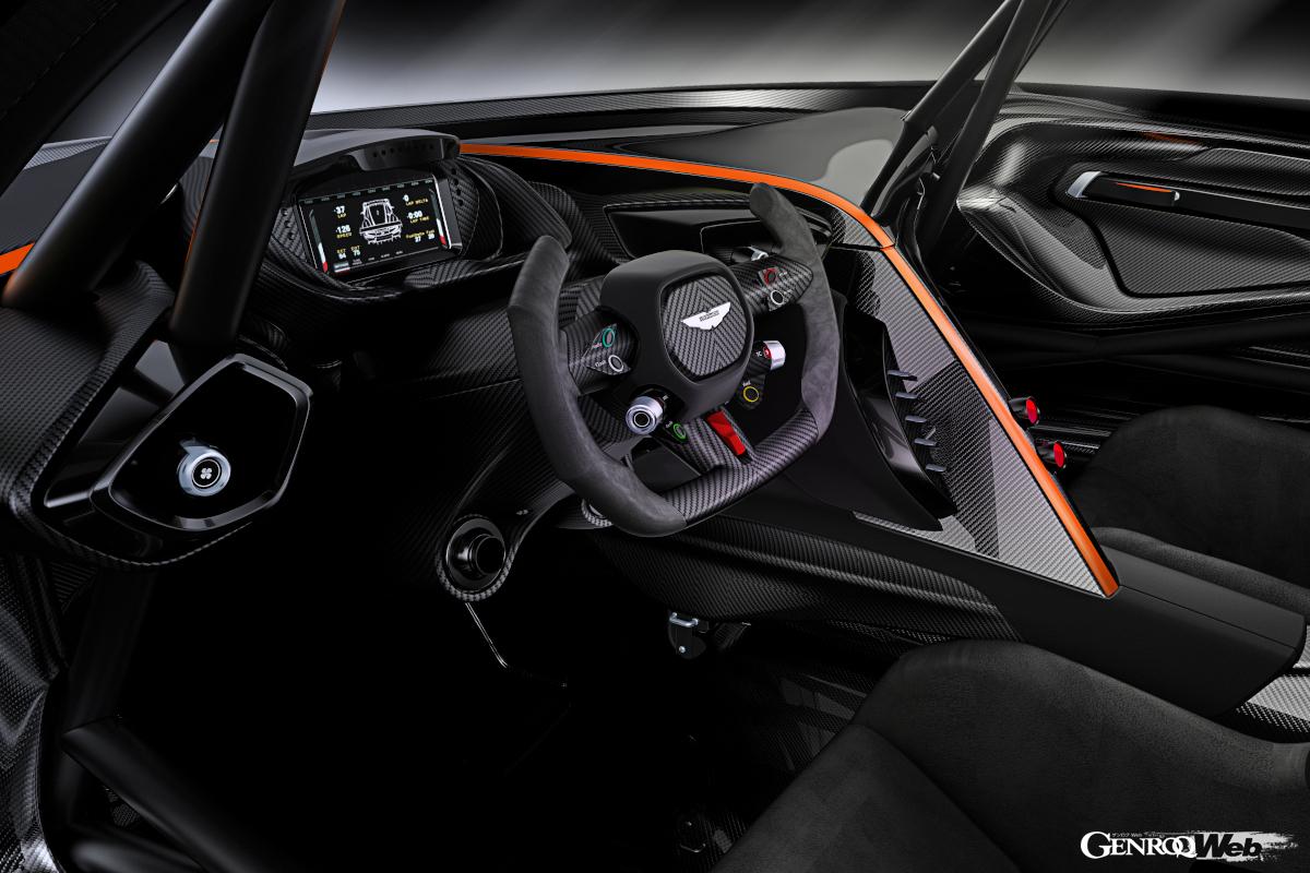 ロールケージや燃料タンクなどFIAの安全規則に準じたセーフティーデバイスが採用される。