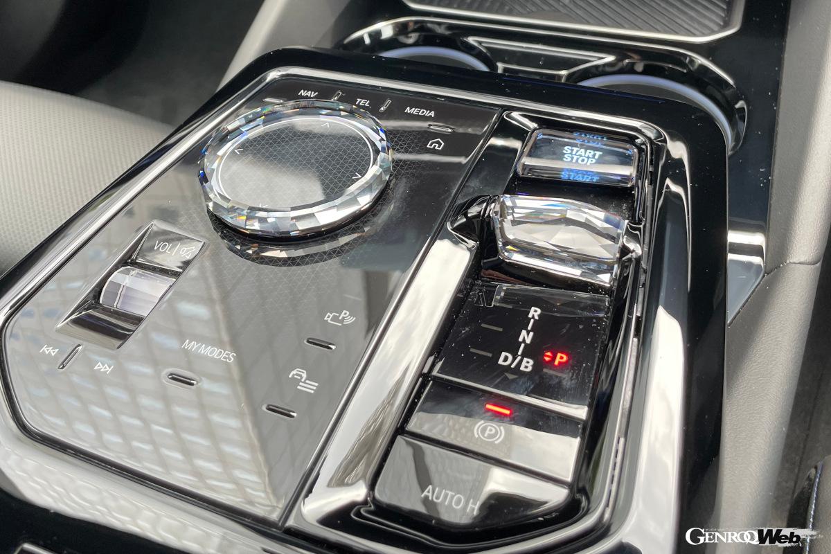 BMWのインフォテインメントを司るiDriveダイヤルや、セレクタレバーが電気感を出すため（？）にキラキラしたクリスタル製。