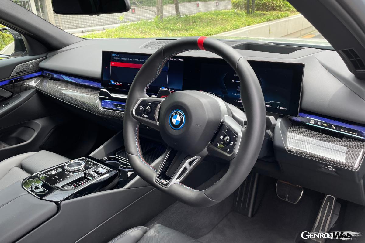 最新のインフォメーションディスプレイ（12.3インチ）とコントロールディスプレイ（14.9インチ）で構成されるカーブドディスプレイが最新BMW共通のデザインだ。