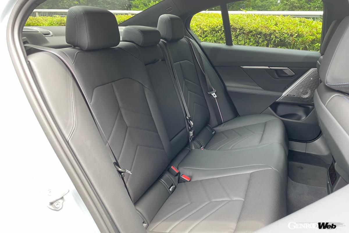 シートは前後ともに広大な室内を生かした十分な広さを持っている。