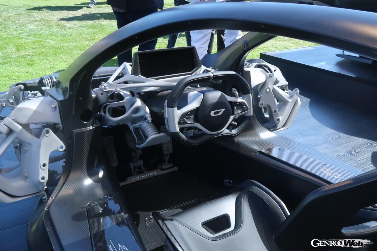 実にユニークなタンデム・シーティングのレイアウト。