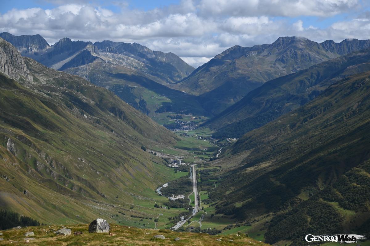 『007/ゴールド・フィンガー』の撮影スポットからホスペンタール村方面を振り返る。山間の小さな村が遠くに見える。