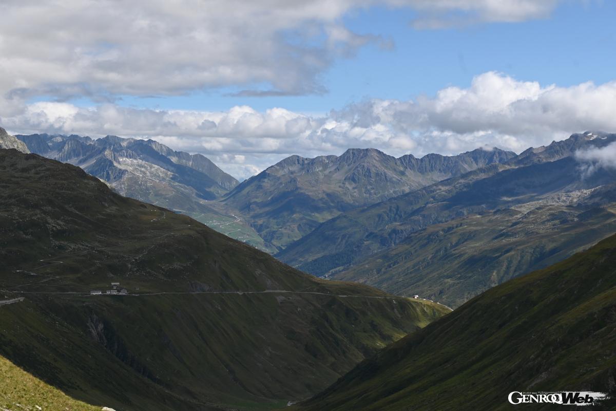 峠の頂上である2436mを示す標識周辺は、記念撮影や休憩をする多くの人々で賑う。