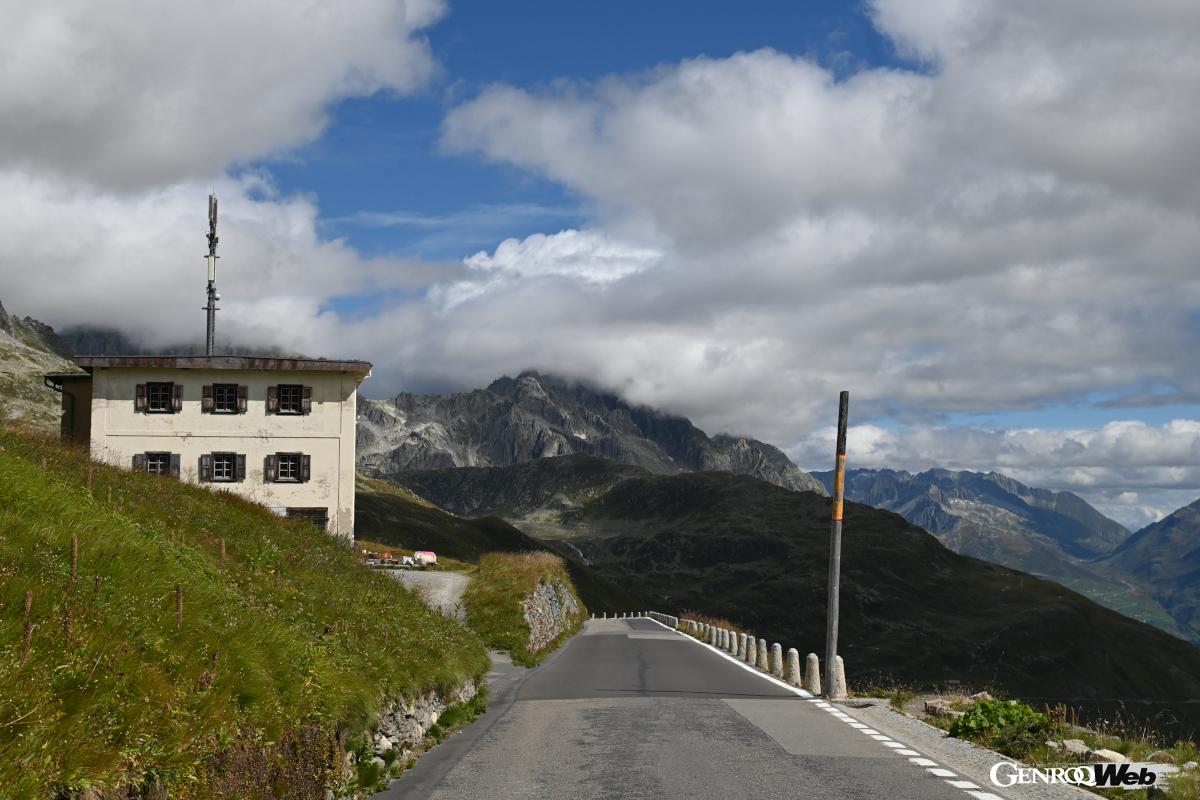 峠の頂上である2436mを示す標識周辺は、記念撮影や休憩をする多くの人々で賑う。