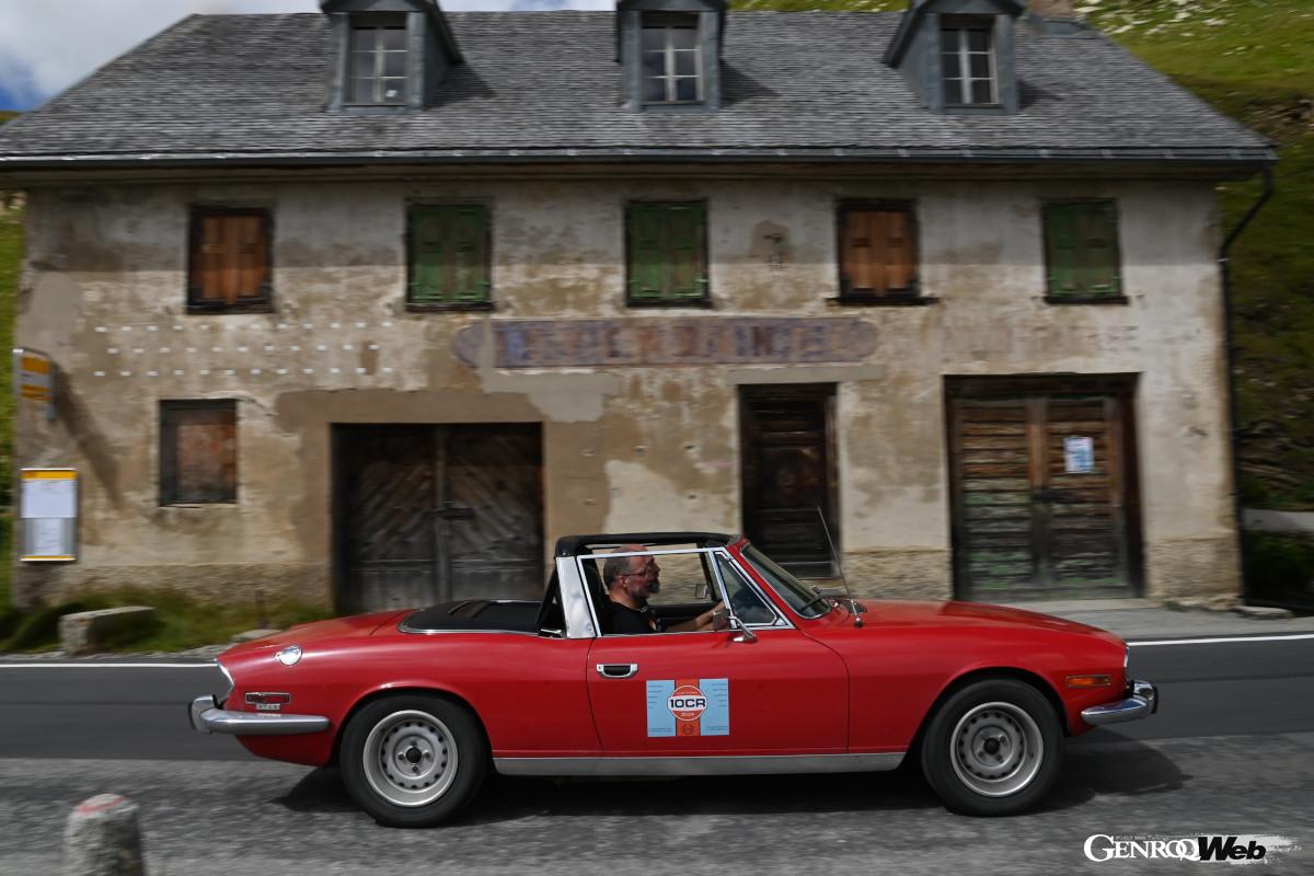 この日ひっきりなしにクラシックカーが走っていた。