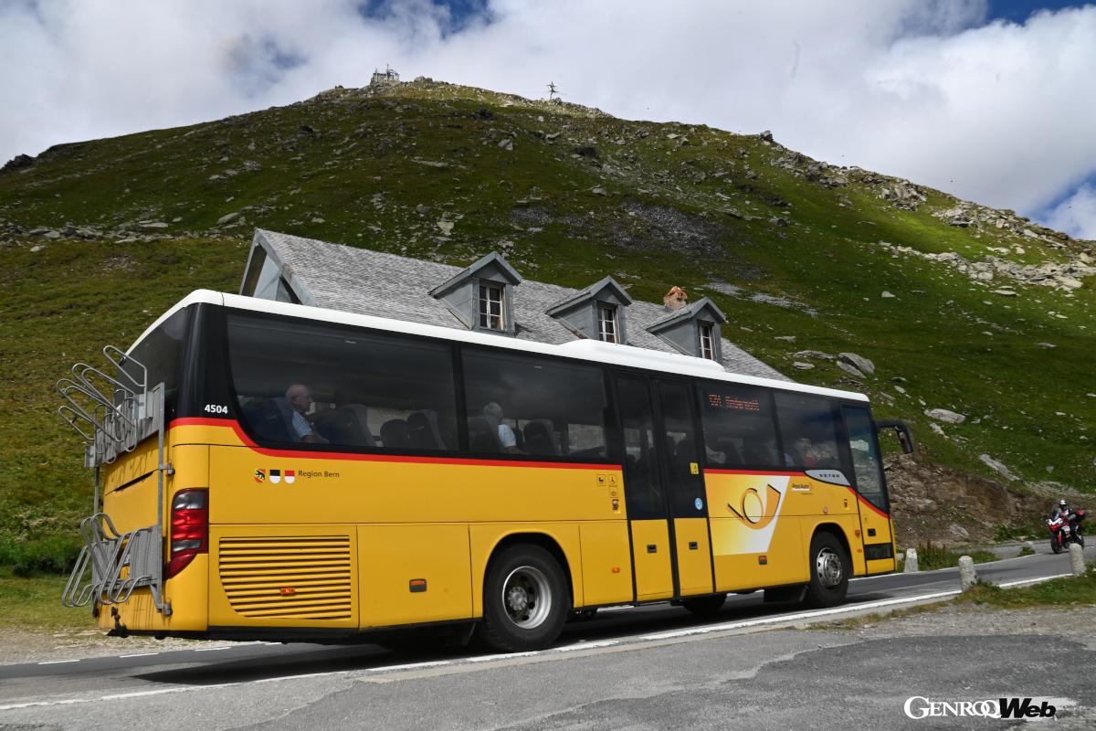 本数は少ないが路線バスも走る。