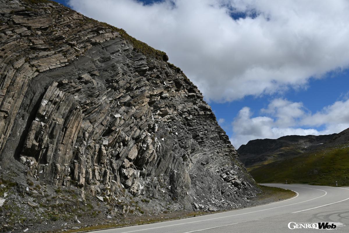 フルカ峠はどこを切り取っても美しい風景が続く。