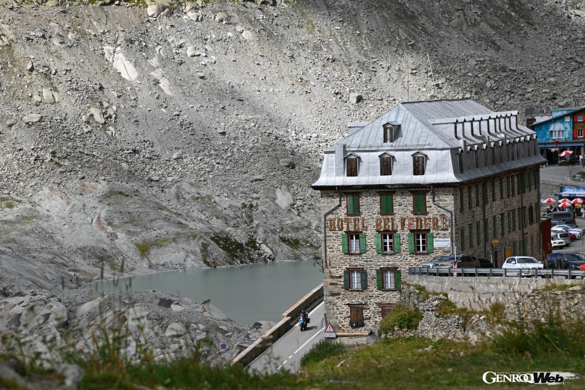 フルカ峠のシンボルとも言えるベルヴェデールホテル。