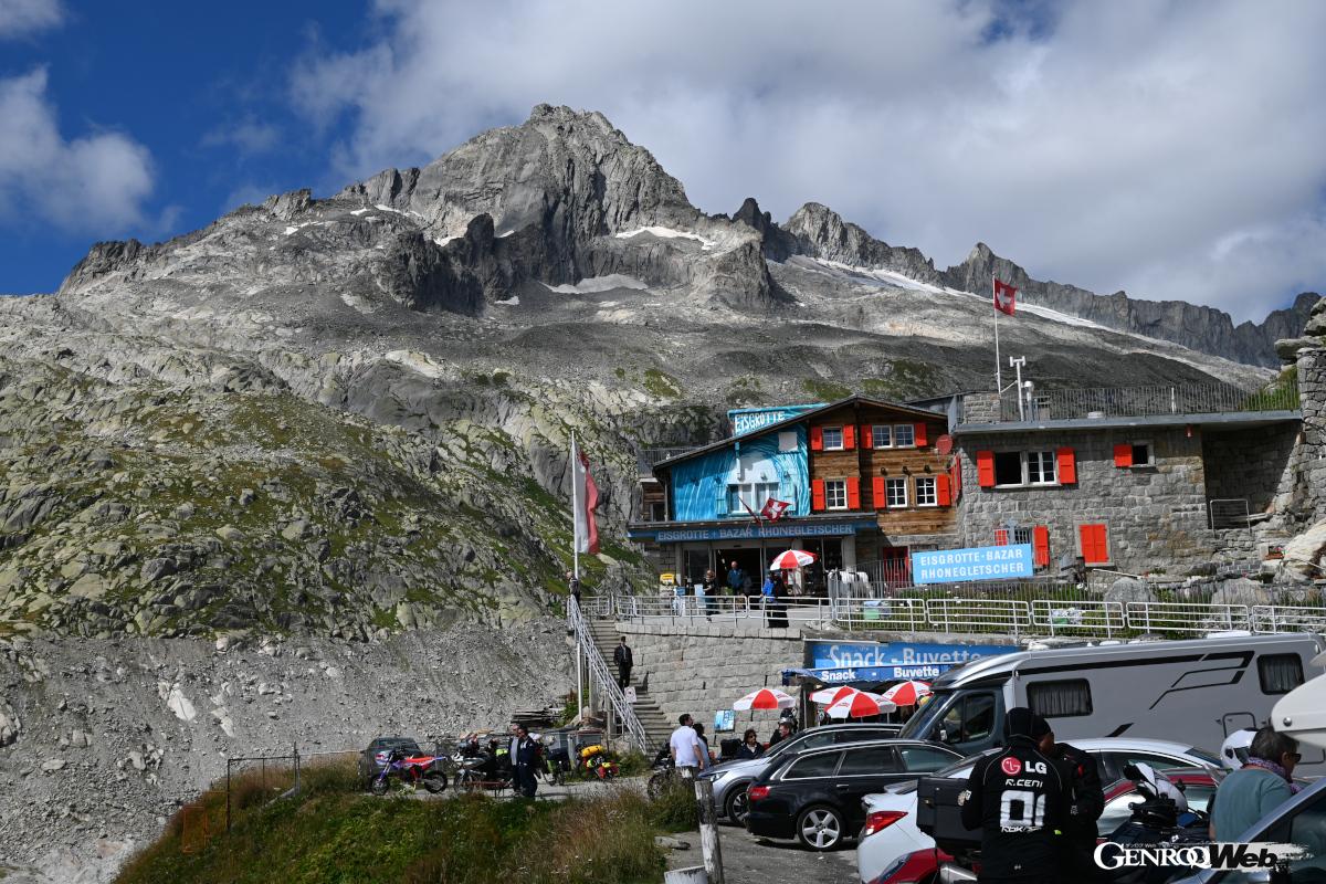 フルカ峠はどこを切り取っても美しい風景が続く。