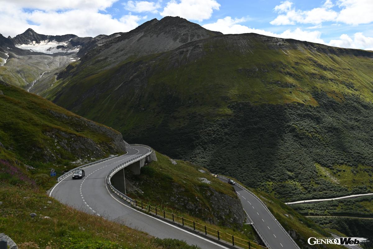 頂上からグリムゼル峠に下る九十九折の道。