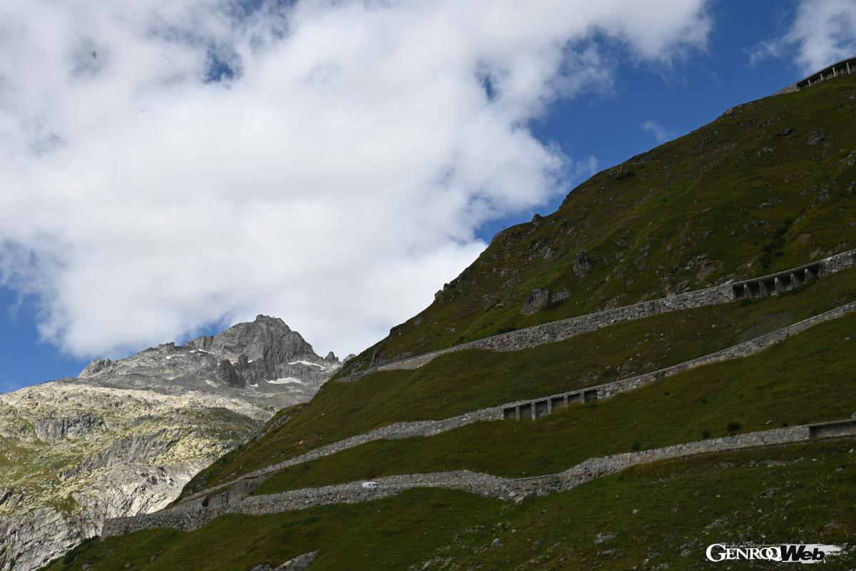 頂上からグリムゼル峠に下る九十九折の道。