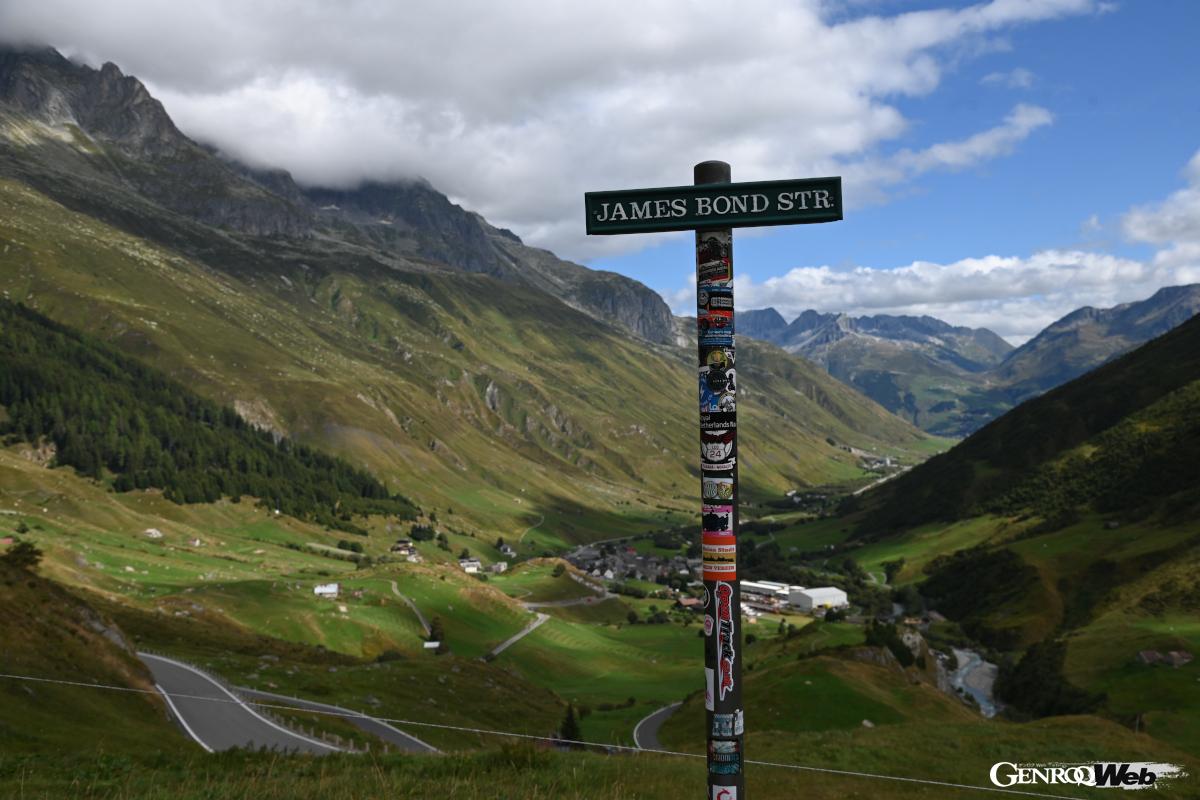 映画『007/ゴールド・フィンガー』の撮影の舞台としても有名なフルカ峠。