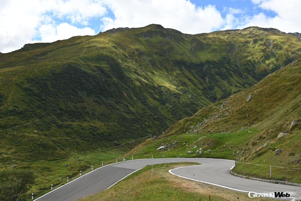 フルカ峠はどこを切り取っても美しい風景が続く。