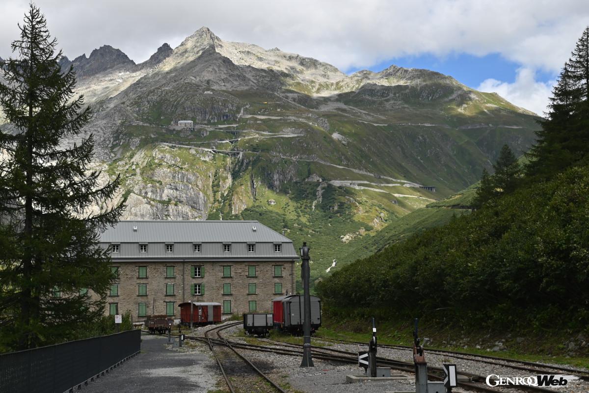 グレッチュ駅のホームからフルカ峠をのぞむ