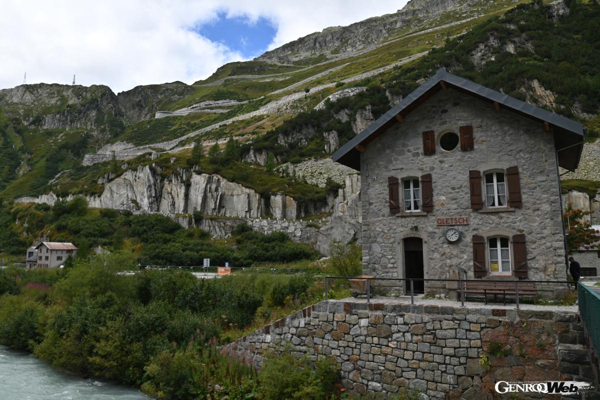 グレッチュ駅からグリムゼル峠の九十九折をのぞむ