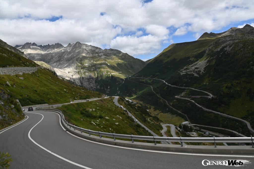 グリムゼル峠の九十九折からフルカ峠をのぞむ
