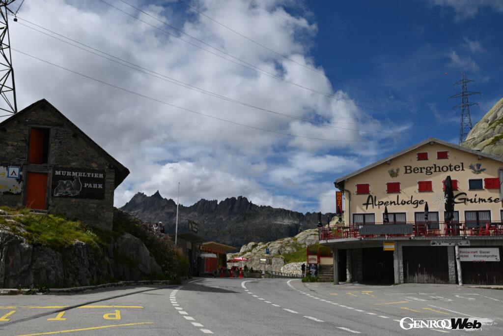 グリムゼル峠頂上付近のレストランやお土産屋さん 左手にマーモット園