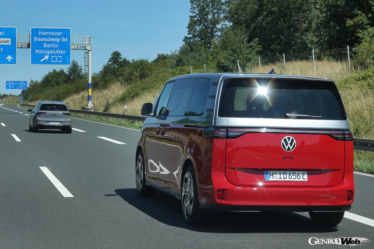 力強い動力性能とソリッドな足まわりが与えられる「ID.Buzz GTX LWB」。スポーティなサスペンションと4WDで、シャープにターンインできる。