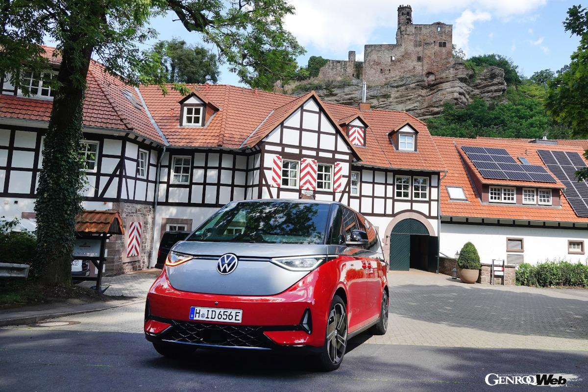 力強い動力性能とソリッドな足まわりが与えられる「ID.Buzz GTX LWB」。スポーティなサスペンションと4WDで、シャープにターンインできる。