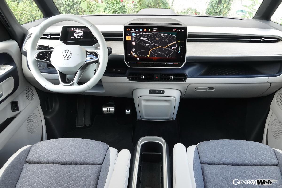 250mm延長されたホイールベースは3239mm。3列シート仕様はNWBにも設定されていたが、2列目シートのスライド量はLWBのほうが大きく、3列目シートもゴルフ後席並みのレッグルームが確保される。