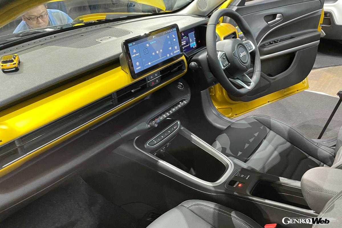 センターの10.25インチ大型タッチパネルは、Apple CarPlayやAndroid Autoにも対応。