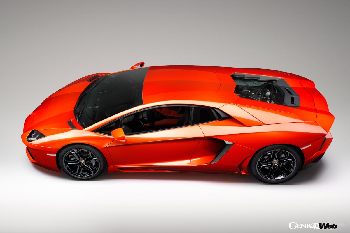 カウンタック以来ランボルギーニを支え続けてきたV12フラッグシップ。当然伝統のシザーズドアを採用。