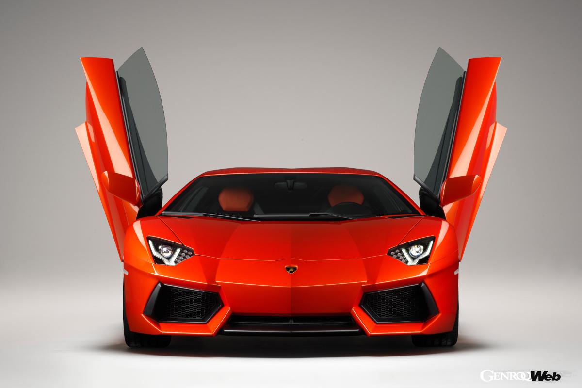 カウンタック以来ランボルギーニを支え続けてきたV12フラッグシップ。当然伝統のシザーズドアを採用。