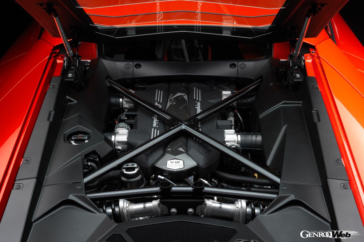 完全新設計のL539型6.5リッターV12自然吸気エンジンを搭載。最高出力は車名どおりの700PSを発揮。