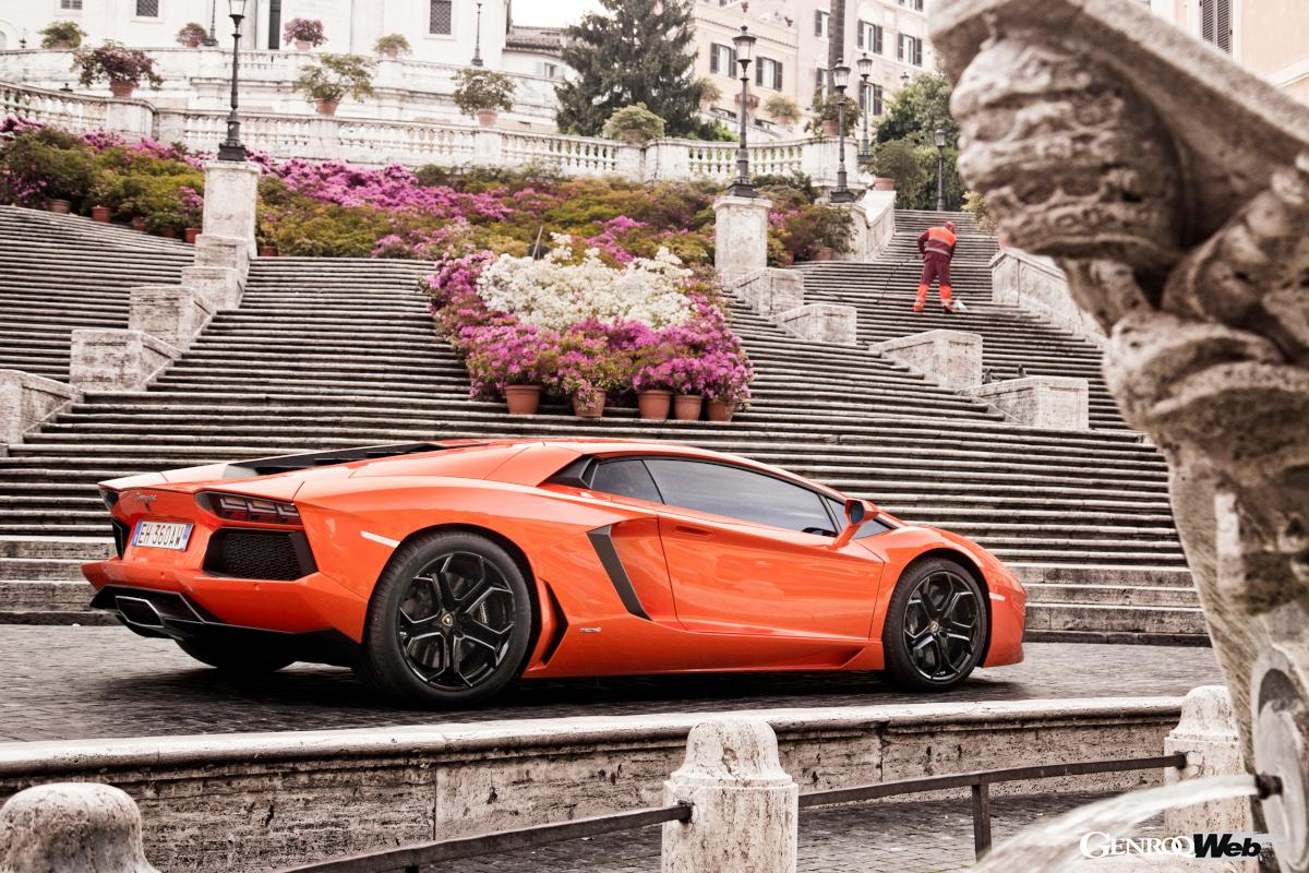 グレード名のLP700-4は、最高出力700PSと駆動方式4WDを意味する。