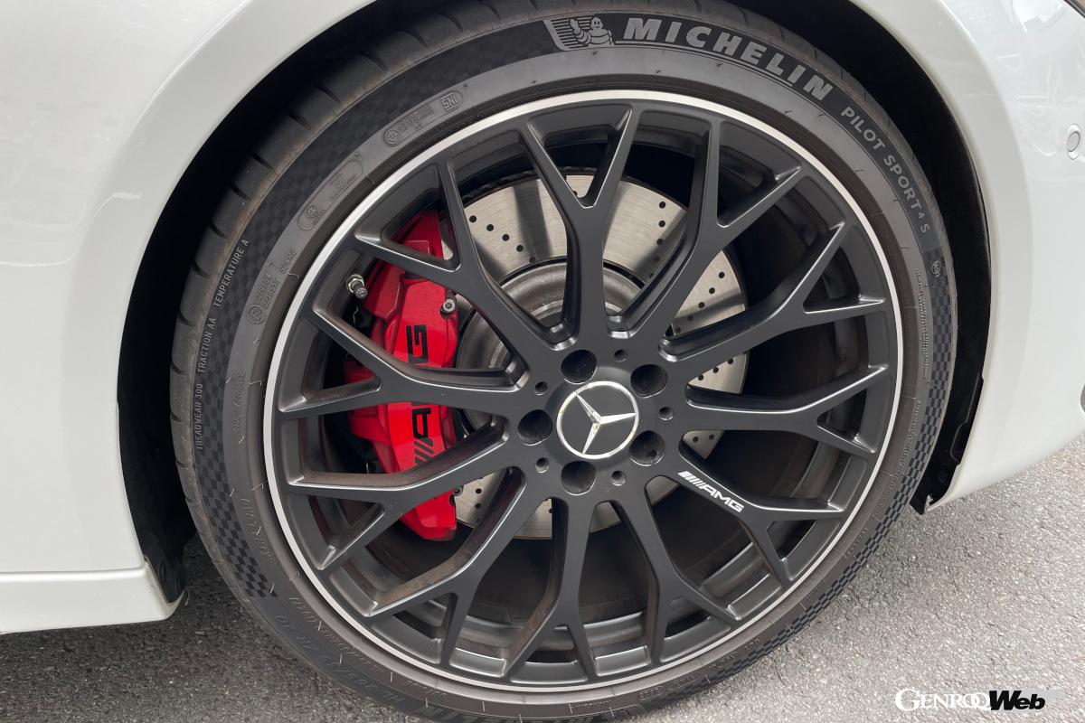 AMGパフォーマンスステアリングを装備。フロントには6ポットブレーキキャリパーが備わる。