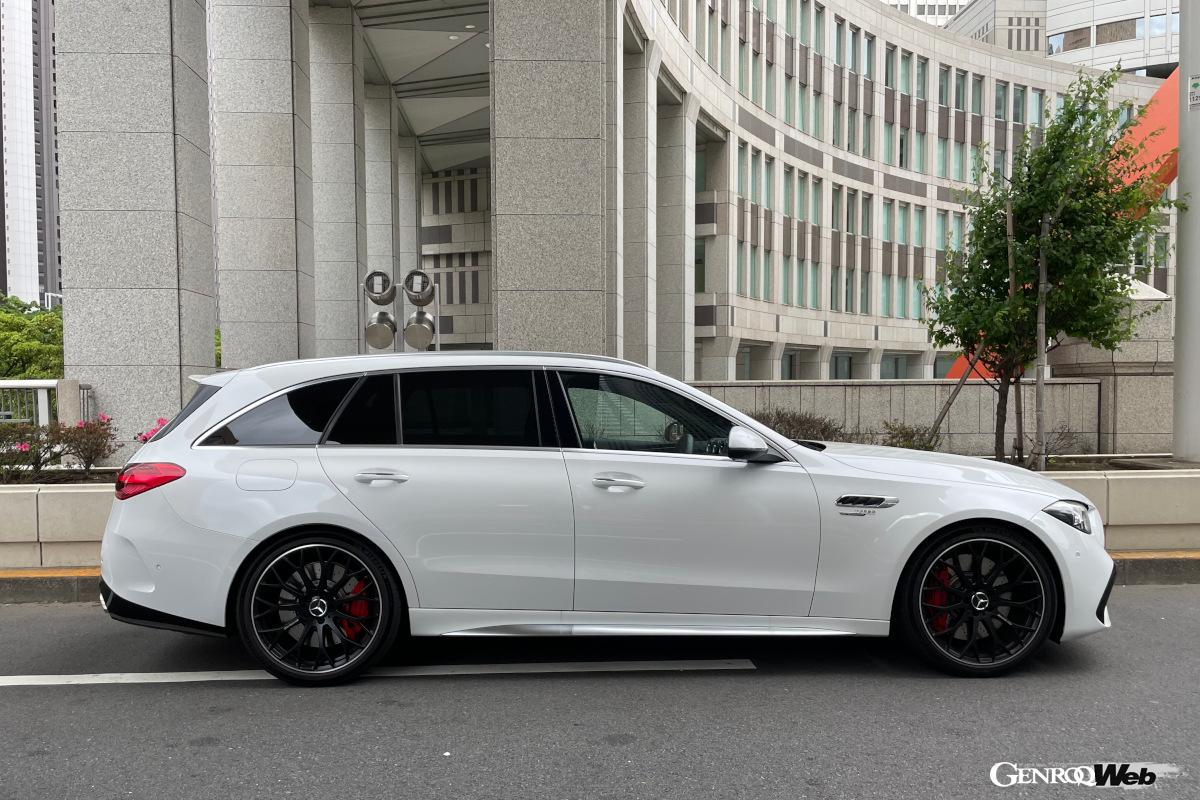 ラゲッジ奥の方にバッテリーがあるため高床式になっているため荷室容量は削減されている。試乗車の荷室には充電ケーブルも積まれていた。